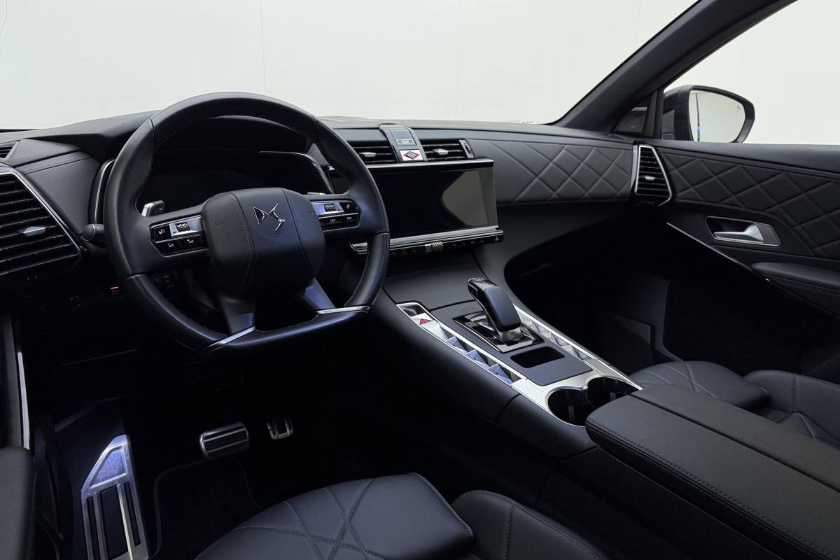 DS DS 7 DS 7 1.6 PHEV 300pk 4×4 Pallas | Panoramadak | 19inch Lichtmetaal | 4 wielaandrijving | Elektrische achterklep | Elektrische voorstoelen | AGR voorstoelen