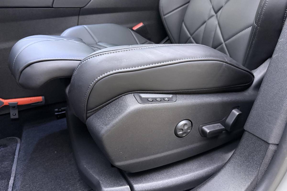 DS DS 7 DS 7 1.6 PHEV 300pk 4×4 Pallas | Panoramadak | 19inch Lichtmetaal | 4 wielaandrijving | Elektrische achterklep | Elektrische voorstoelen | AGR voorstoelen