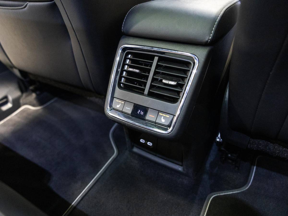 Škoda Enyaq iV Skoda Enyaq iV 60 Founders Edition Black Sportline SoH 92% / 179pk / Panorama dak / Achteruitrij camera / Memory stoelen /