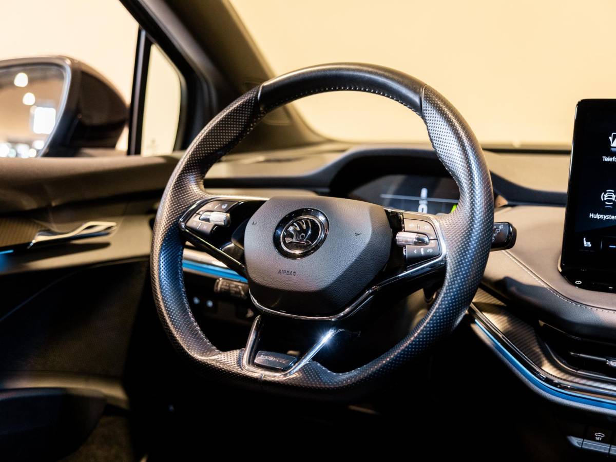 Škoda Enyaq iV Skoda Enyaq iV 60 Founders Edition Black Sportline SoH 92% / 179pk / Panorama dak / Achteruitrij camera / Memory stoelen /