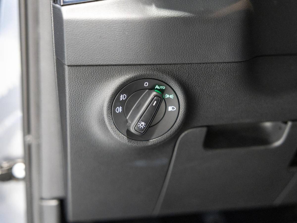 Škoda Karoq Skoda Karoq 1.5 TSI ACT Business Edition / 150pk / Achteruitrij camera / Adaptieve cruise control / Automatische klimaatregeling /