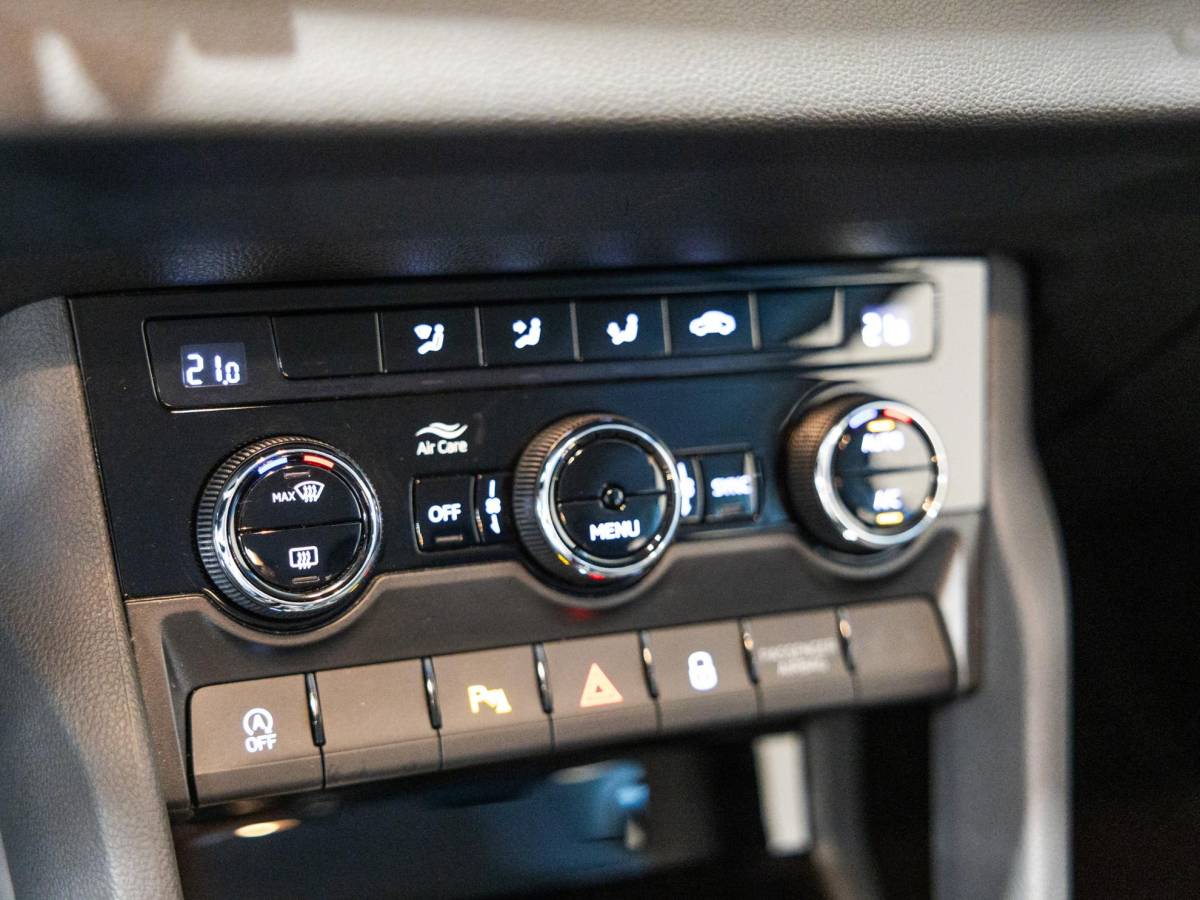 Škoda Karoq Skoda Karoq 1.5 TSI ACT Business Edition / 150pk / Achteruitrij camera / Adaptieve cruise control / Automatische klimaatregeling /