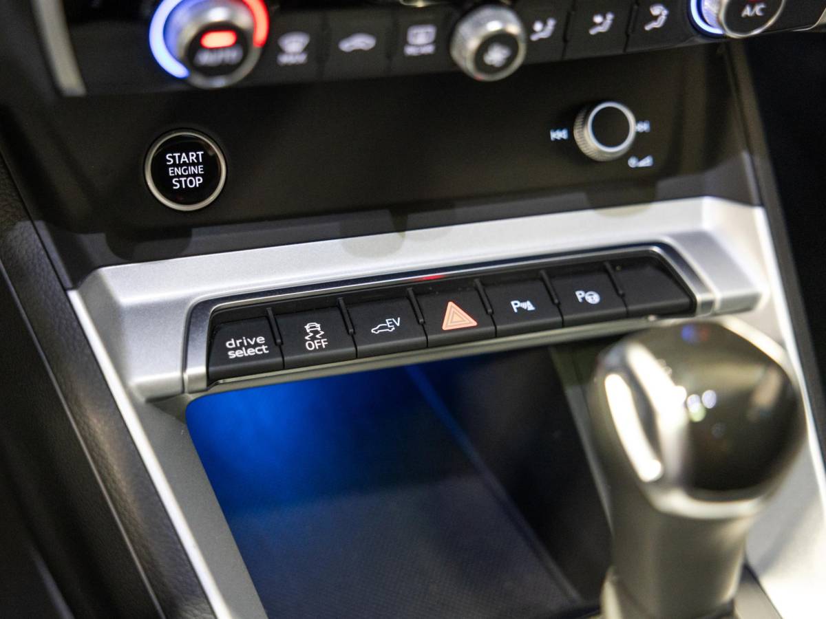 Audi Q3 Audi Q3 45 TFSI e Business Edition / 245pk / Keyless / Dodehoek herkenning / Adaptieve cruise control /