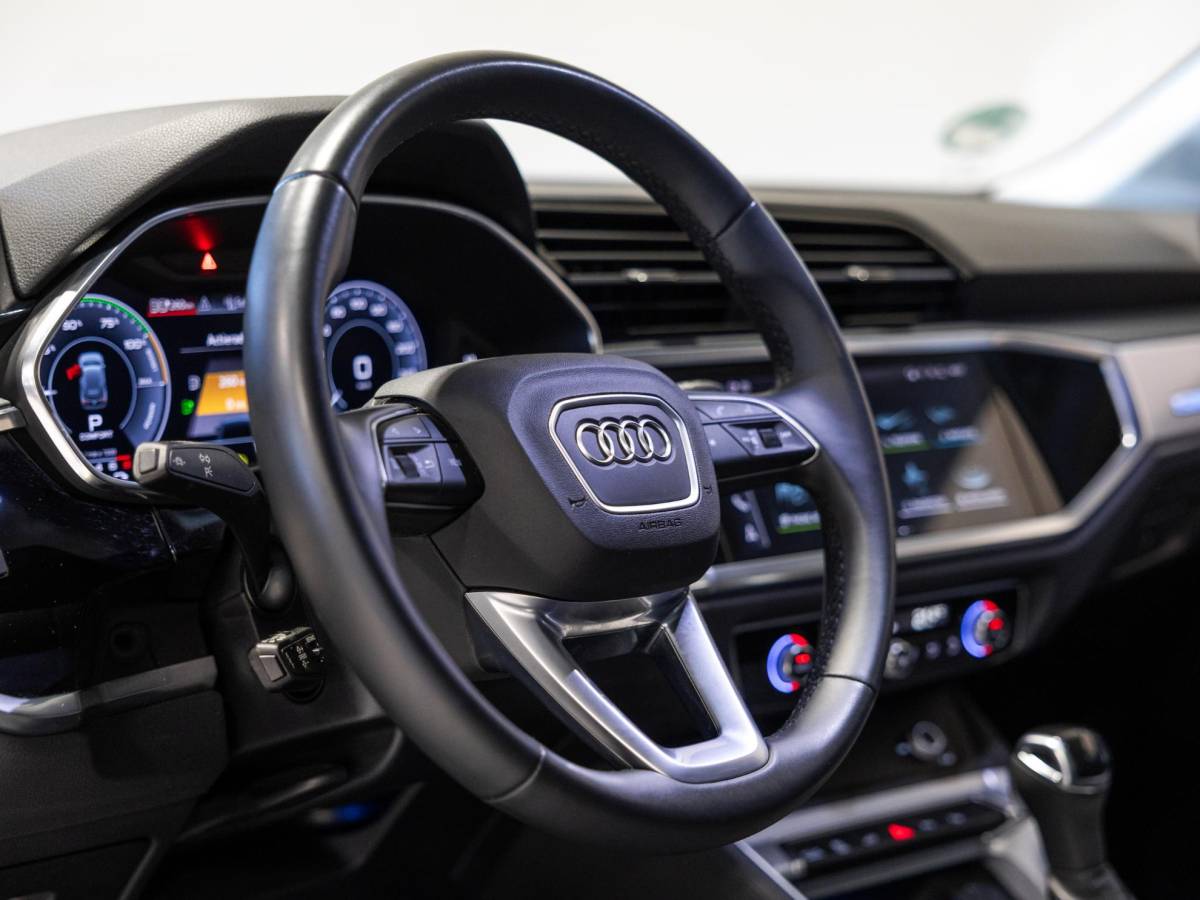 Audi Q3 Audi Q3 45 TFSI e Business Edition / 245pk / Keyless / Dodehoek herkenning / Adaptieve cruise control /