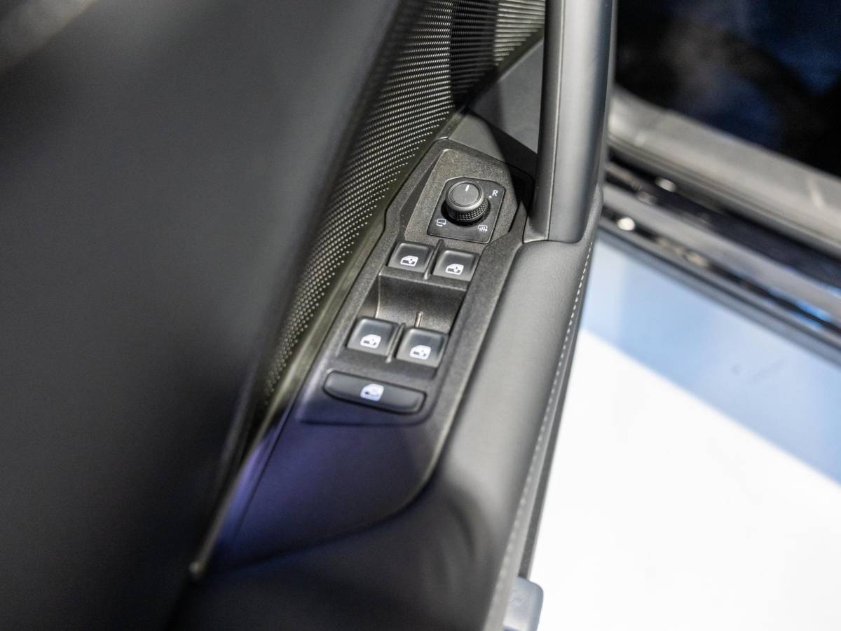 Volkswagen Tiguan Volkswagen Tiguan 1.5 eHybrid Life Edition / 204pk / SoH 100% / Achteruitrij camera / Dodehoek herkenning / CarPlay /