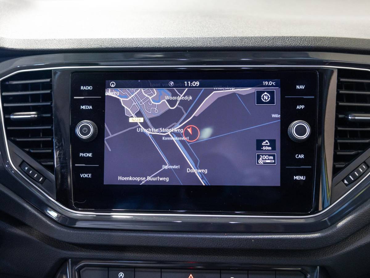 Volkswagen T-Roc Volkswagen T-Roc 1.5 TSI Sport / 150pk / Panorama dak / Trekhaak / Achteruitrij camera /