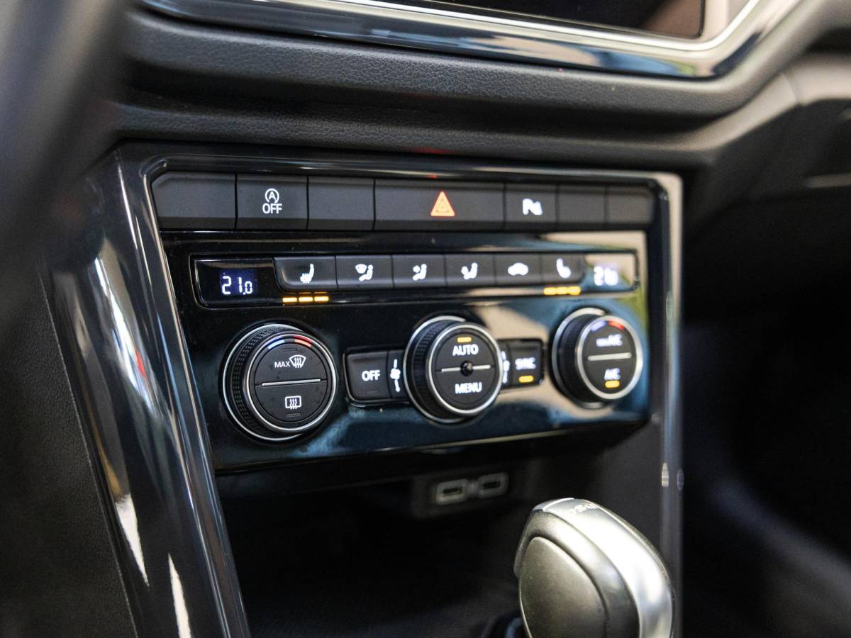 Volkswagen T-Roc Volkswagen T-Roc 1.5 TSI Sport / 150pk / Panorama dak / Trekhaak / Achteruitrij camera /