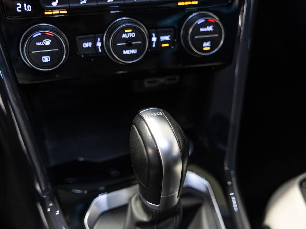 Volkswagen T-Roc Volkswagen T-Roc 1.5 TSI Sport / 150pk / Panorama dak / Trekhaak / Achteruitrij camera /