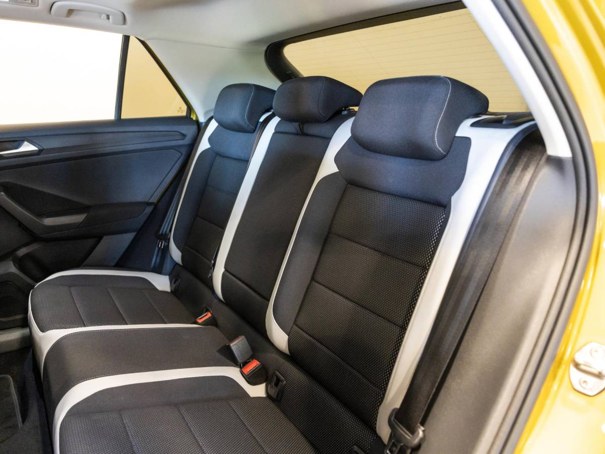 Volkswagen T-Roc Volkswagen T-Roc 1.5 TSI Sport / 150pk / Panorama dak / Trekhaak / Achteruitrij camera /