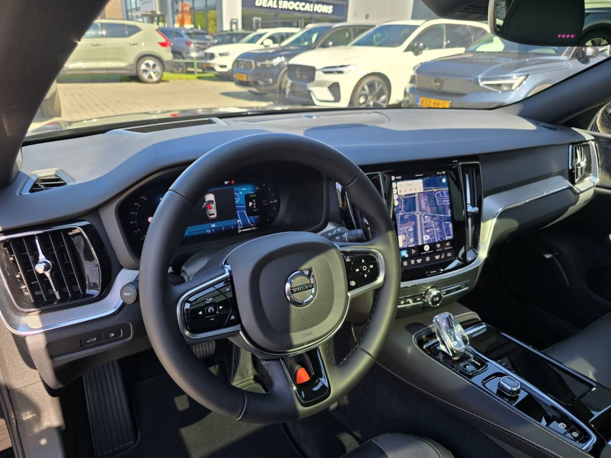 Volvo V60 Volvo V60 T8 Plug-in  AWD Plus Dark | Head-up | Schuif/kanteldak | Trekhaak | Pilot Assist | BLIS | H&K Audio |