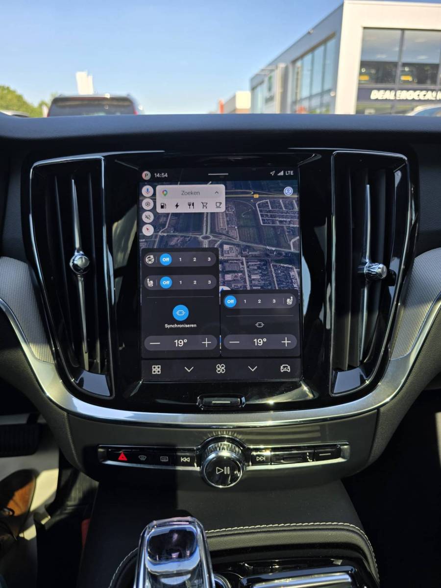 Volvo V60 Volvo V60 T8 Plug-in  AWD Plus Dark | Head-up | Schuif/kanteldak | Trekhaak | Pilot Assist | BLIS | H&K Audio |