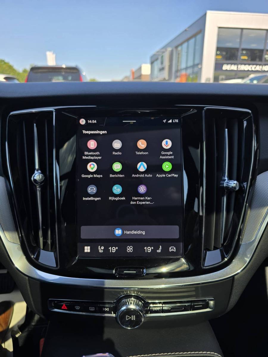 Volvo V60 Volvo V60 T8 Plug-in  AWD Plus Dark | Head-up | Schuif/kanteldak | Trekhaak | Pilot Assist | BLIS | H&K Audio |