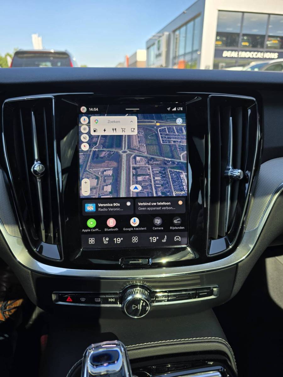 Volvo V60 Volvo V60 T8 Plug-in  AWD Plus Dark | Head-up | Schuif/kanteldak | Trekhaak | Pilot Assist | BLIS | H&K Audio |