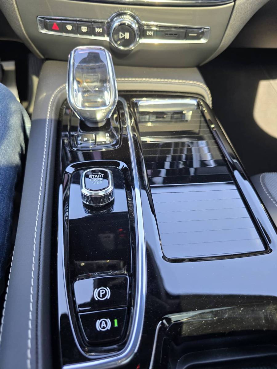 Volvo V60 Volvo V60 T8 Plug-in  AWD Plus Dark | Head-up | Schuif/kanteldak | Trekhaak | Pilot Assist | BLIS | H&K Audio |