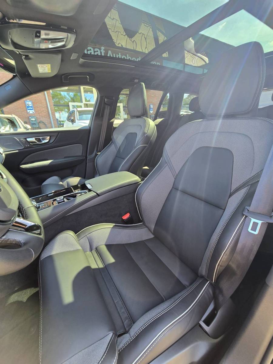 Volvo V60 Volvo V60 T8 Plug-in  AWD Plus Dark | Head-up | Schuif/kanteldak | Trekhaak | Pilot Assist | BLIS | H&K Audio |
