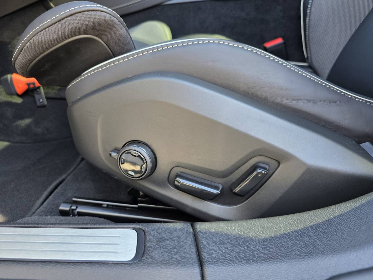 Volvo V60 Volvo V60 T8 Plug-in  AWD Plus Dark | Head-up | Schuif/kanteldak | Trekhaak | Pilot Assist | BLIS | H&K Audio |