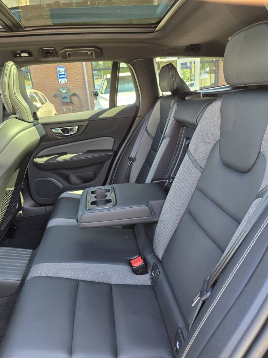 Volvo V60 Volvo V60 T8 Plug-in  AWD Plus Dark | Head-up | Schuif/kanteldak | Trekhaak | Pilot Assist | BLIS | H&K Audio |