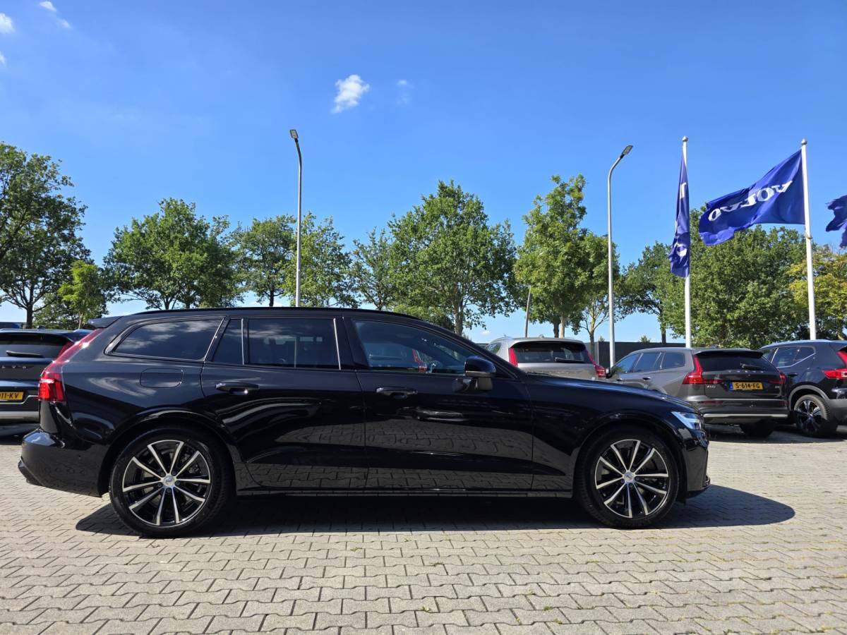 Volvo V60 Volvo V60 T8 Plug-in  AWD Plus Dark | Head-up | Schuif/kanteldak | Trekhaak | Pilot Assist | BLIS | H&K Audio |