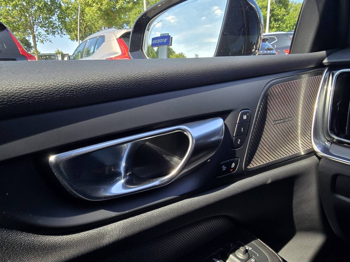 Volvo V60 Volvo V60 T8 Plug-in  AWD Plus Dark | Head-up | Schuif/kanteldak | Trekhaak | Pilot Assist | BLIS | H&K Audio |