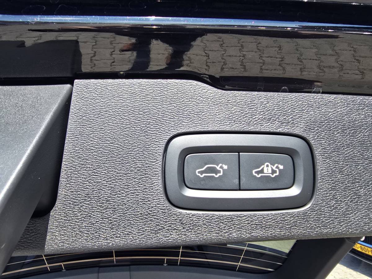 Volvo V60 Volvo V60 T8 Plug-in  AWD Plus Dark | Head-up | Schuif/kanteldak | Trekhaak | Pilot Assist | BLIS | H&K Audio |