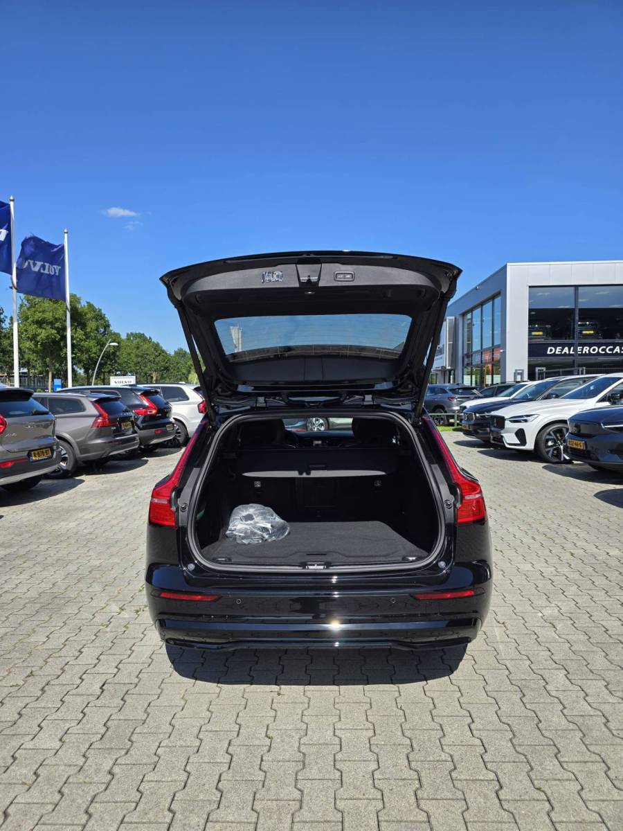 Volvo V60 Volvo V60 T8 Plug-in  AWD Plus Dark | Head-up | Schuif/kanteldak | Trekhaak | Pilot Assist | BLIS | H&K Audio |