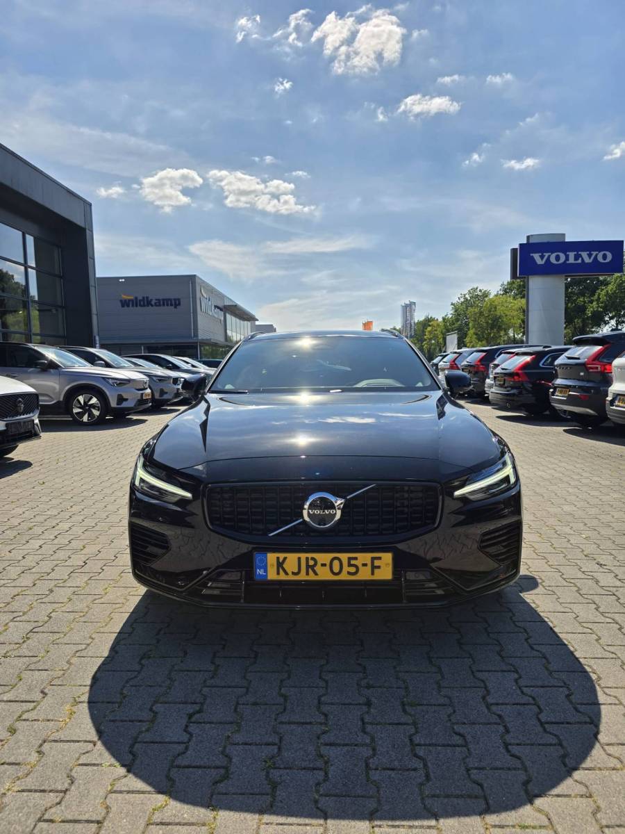 Volvo V60 Volvo V60 T8 Plug-in  AWD Plus Dark | Head-up | Schuif/kanteldak | Trekhaak | Pilot Assist | BLIS | H&K Audio |