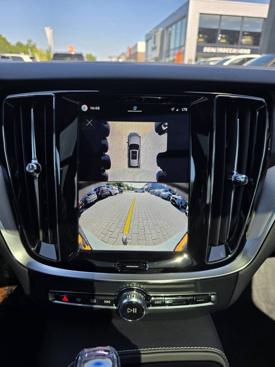 Volvo V60 Volvo V60 T8 Plug-in  AWD Plus Dark | Head-up | Schuif/kanteldak | Trekhaak | Pilot Assist | BLIS | H&K Audio |
