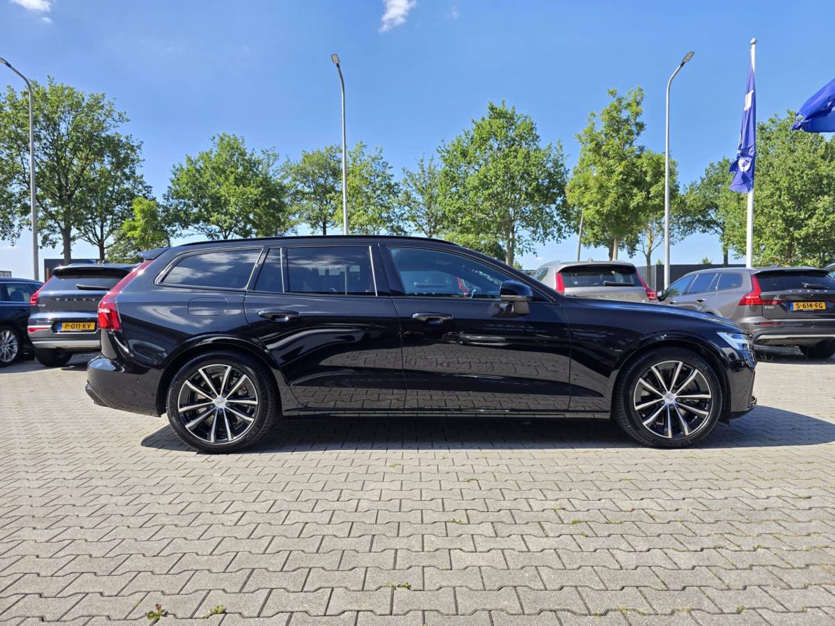 Volvo V60 Volvo V60 T8 Plug-in  AWD Plus Dark | Head-up | Schuif/kanteldak | Trekhaak | Pilot Assist | BLIS | H&K Audio |
