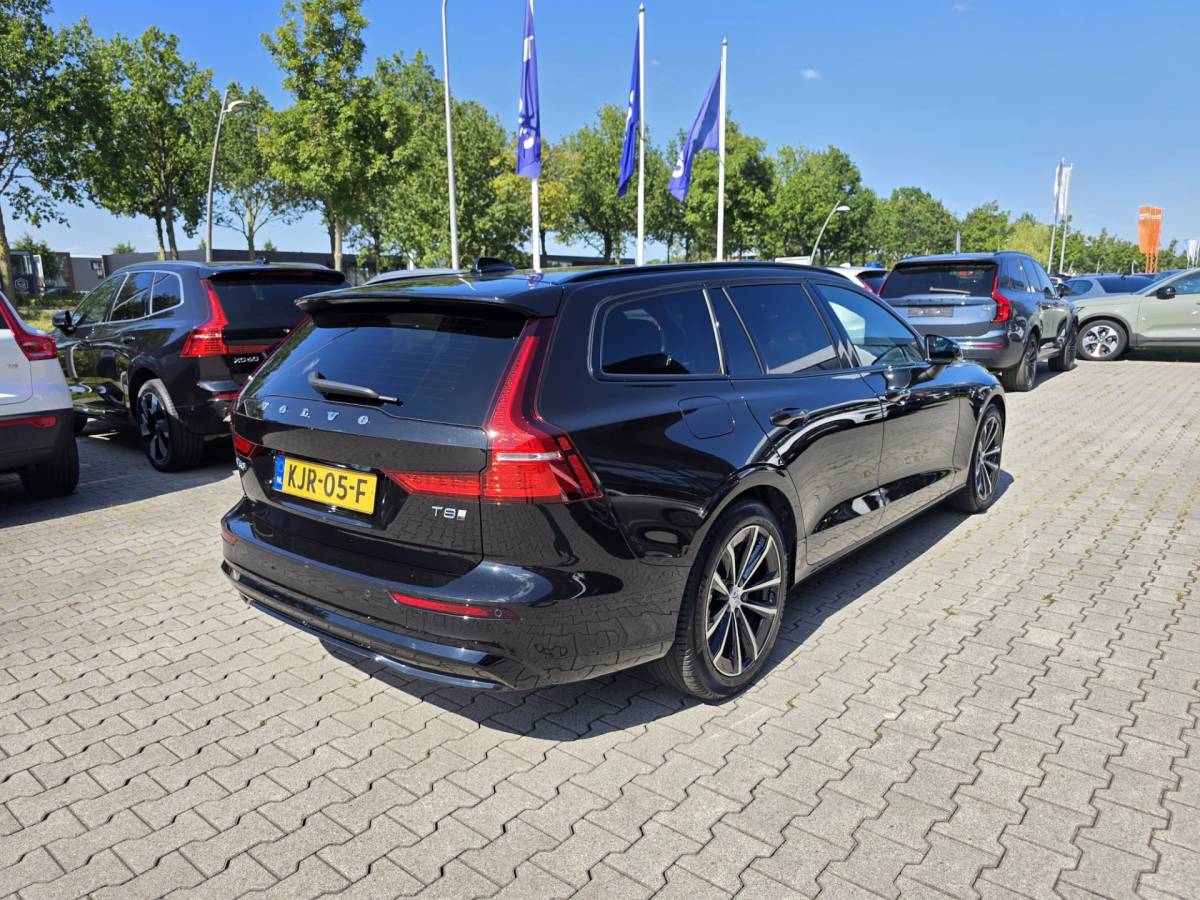 Volvo V60 Volvo V60 T8 Plug-in  AWD Plus Dark | Head-up | Schuif/kanteldak | Trekhaak | Pilot Assist | BLIS | H&K Audio |