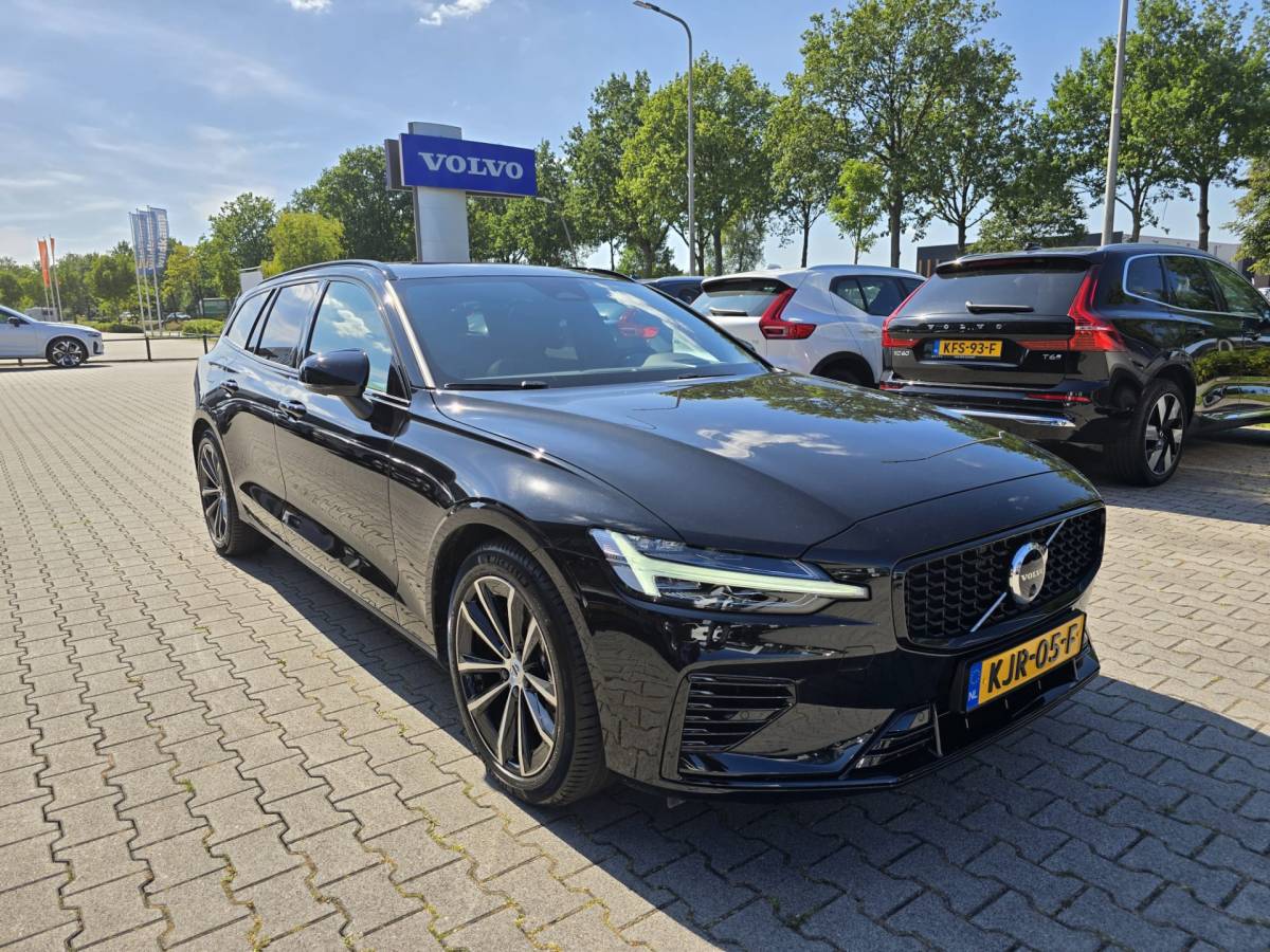 Volvo V60 Volvo V60 T8 Plug-in  AWD Plus Dark | Head-up | Schuif/kanteldak | Trekhaak | Pilot Assist | BLIS | H&K Audio |