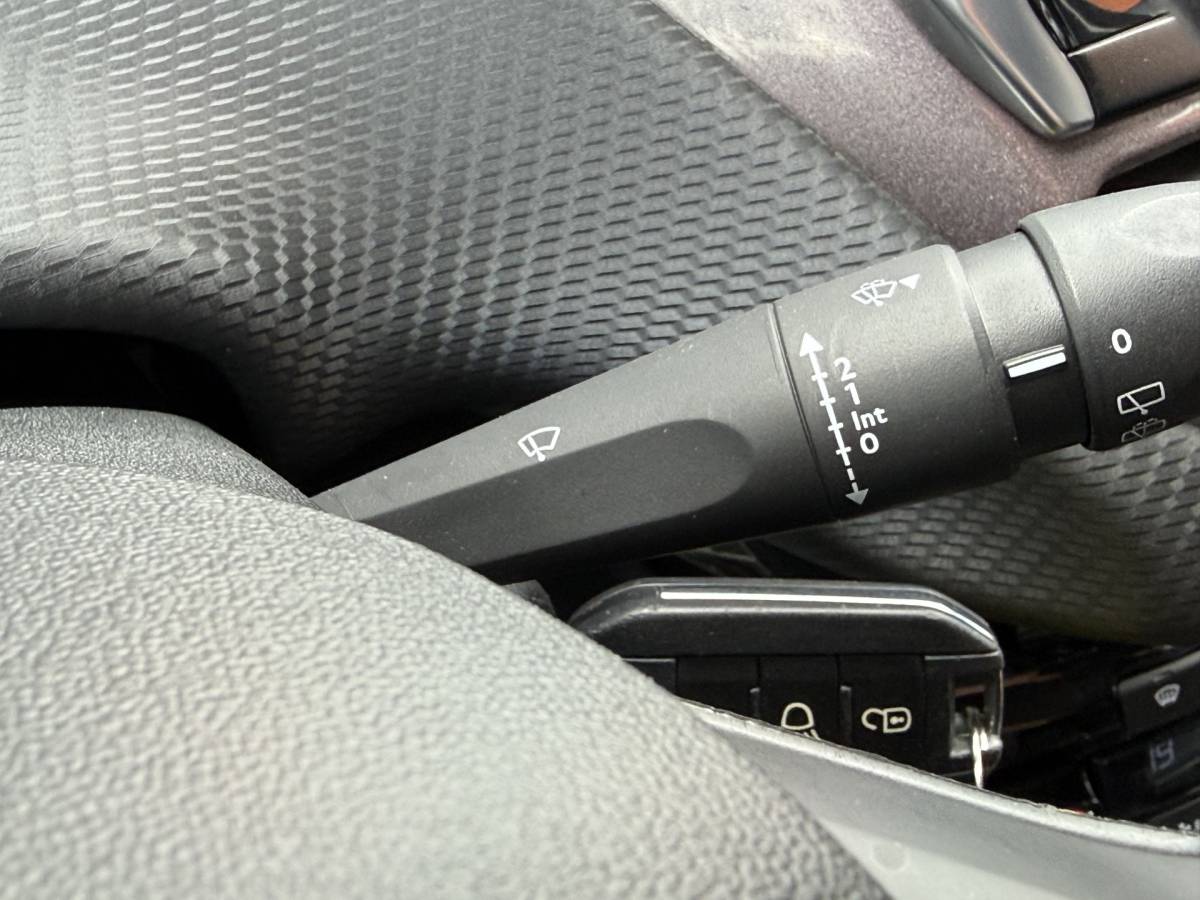 Peugeot 2008 Peugeot 2008 1.2 PureTech Allure | TREKHAAK | CLIMA | NAVI | BLUETOOTH | PDC | LMV | CRUISE | RIEM V.V |