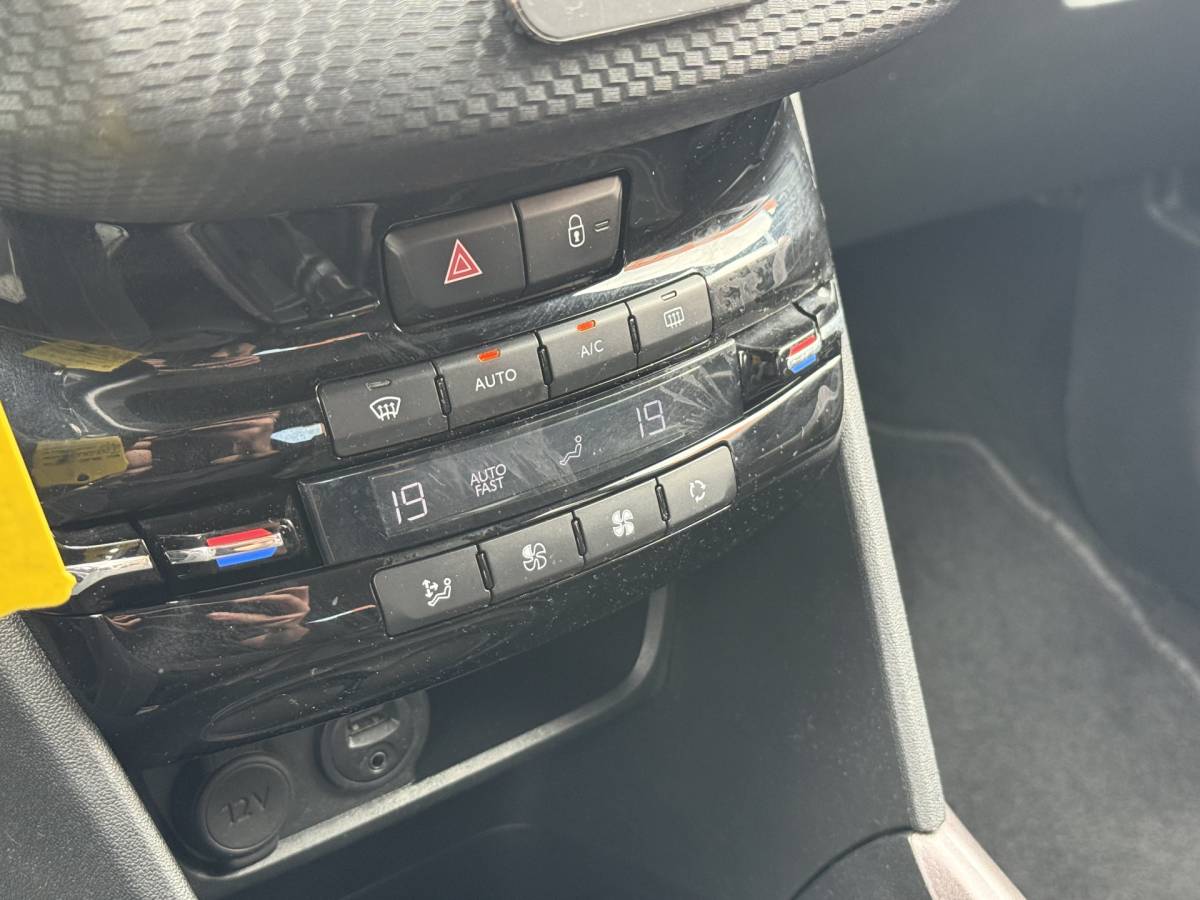 Peugeot 2008 Peugeot 2008 1.2 PureTech Allure | TREKHAAK | CLIMA | NAVI | BLUETOOTH | PDC | LMV | CRUISE | RIEM V.V |