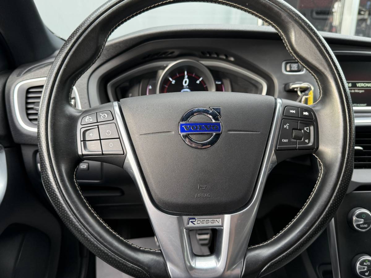 Volvo V40 Volvo V40 BWJ 2015 2.0 D2 120 PK  R-Design Business NW APK | R-DESIGN | STOELVERW. | TREKHAAK | NAVI | CLIMA | BLUETOOTH | HALF LEER | VOLLEDIG OH | PDC |