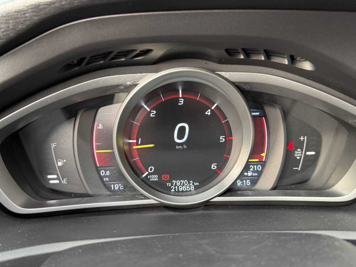 Volvo V40 Volvo V40 BWJ 2015 2.0 D2 120 PK  R-Design Business NW APK | R-DESIGN | STOELVERW. | TREKHAAK | NAVI | CLIMA | BLUETOOTH | HALF LEER | VOLLEDIG OH | PDC |