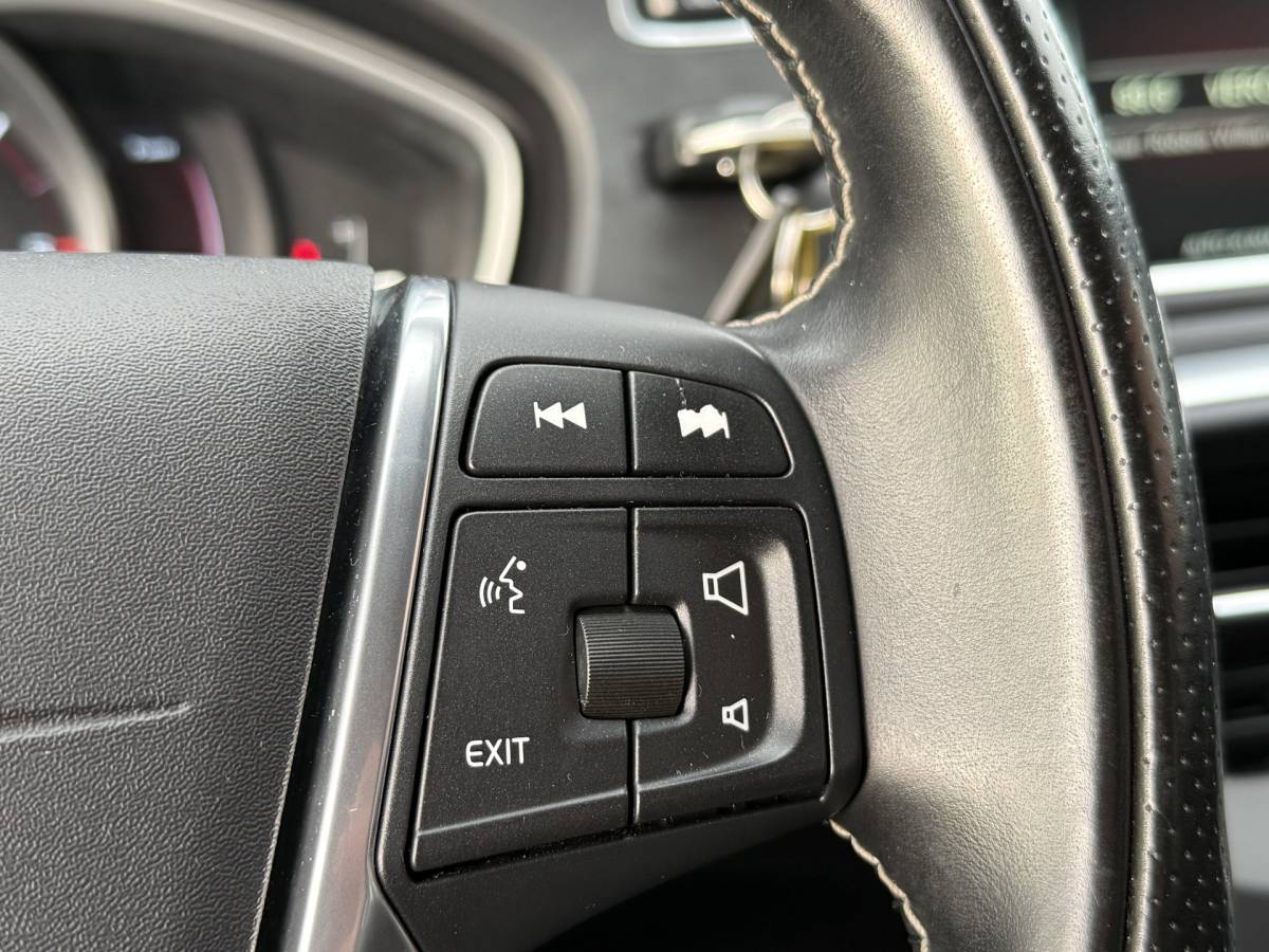 Volvo V40 Volvo V40 BWJ 2015 2.0 D2 120 PK  R-Design Business NW APK | R-DESIGN | STOELVERW. | TREKHAAK | NAVI | CLIMA | BLUETOOTH | HALF LEER | VOLLEDIG OH | PDC |