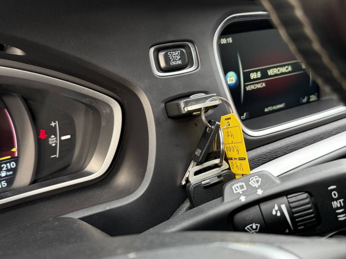 Volvo V40 Volvo V40 BWJ 2015 2.0 D2 120 PK  R-Design Business NW APK | R-DESIGN | STOELVERW. | TREKHAAK | NAVI | CLIMA | BLUETOOTH | HALF LEER | VOLLEDIG OH | PDC |