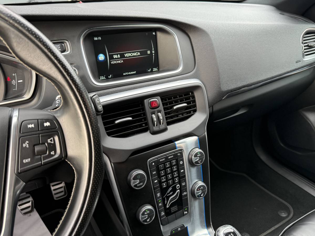 Volvo V40 Volvo V40 BWJ 2015 2.0 D2 120 PK  R-Design Business NW APK | R-DESIGN | STOELVERW. | TREKHAAK | NAVI | CLIMA | BLUETOOTH | HALF LEER | VOLLEDIG OH | PDC |