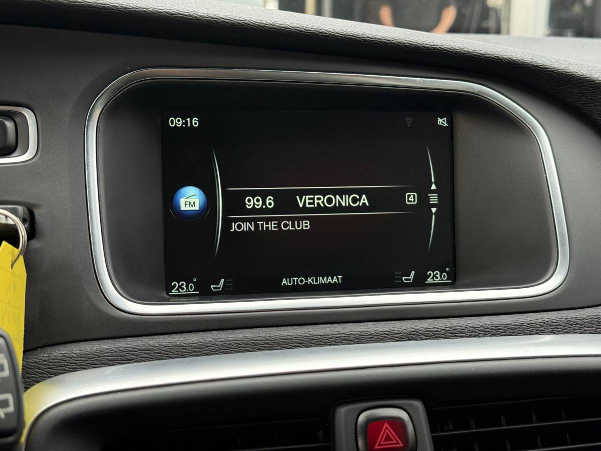 Volvo V40 Volvo V40 BWJ 2015 2.0 D2 120 PK  R-Design Business NW APK | R-DESIGN | STOELVERW. | TREKHAAK | NAVI | CLIMA | BLUETOOTH | HALF LEER | VOLLEDIG OH | PDC |