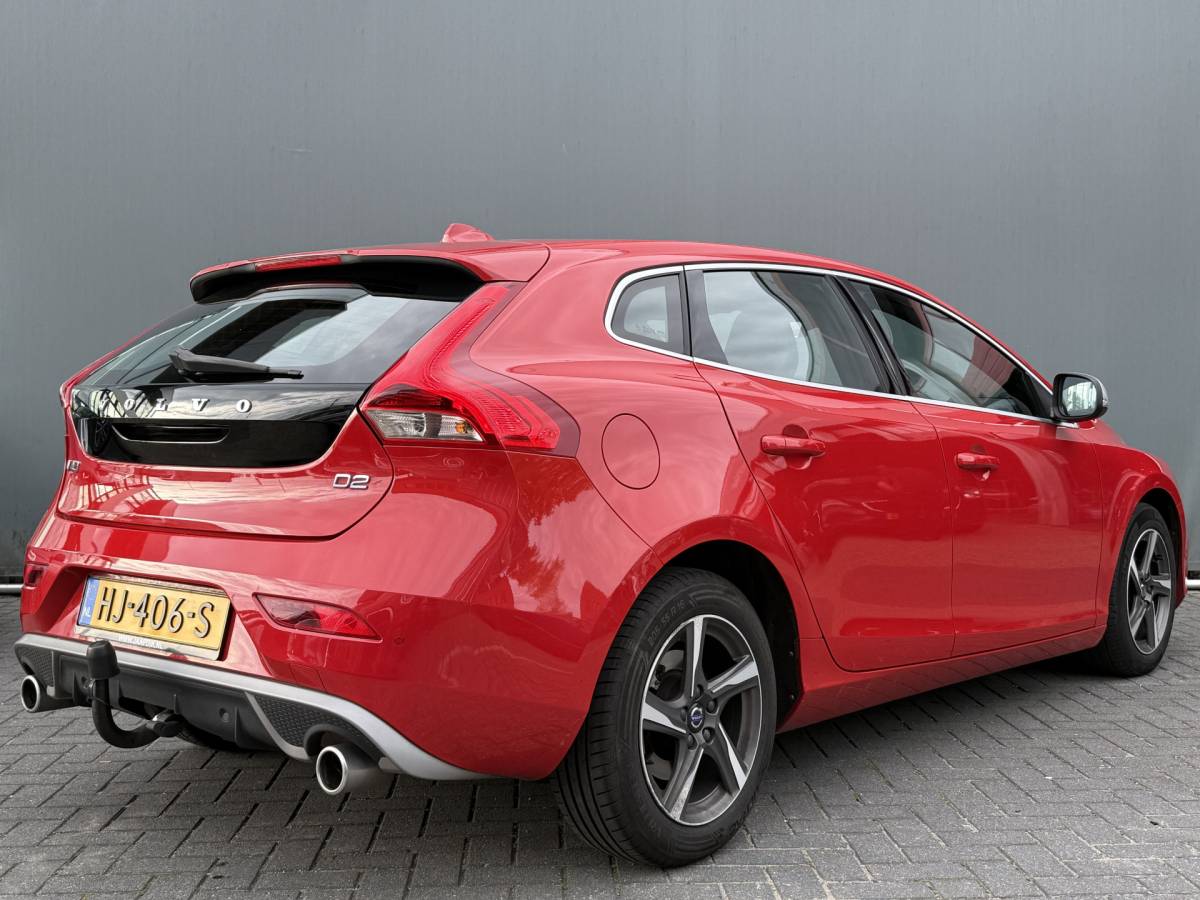 Volvo V40 Volvo V40 BWJ 2015 2.0 D2 120 PK  R-Design Business NW APK | R-DESIGN | STOELVERW. | TREKHAAK | NAVI | CLIMA | BLUETOOTH | HALF LEER | VOLLEDIG OH | PDC |