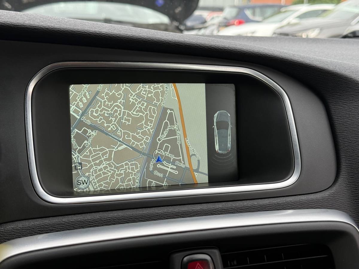 Volvo V40 Volvo V40 BWJ 2015 2.0 D2 120 PK  R-Design Business NW APK | R-DESIGN | STOELVERW. | TREKHAAK | NAVI | CLIMA | BLUETOOTH | HALF LEER | VOLLEDIG OH | PDC |