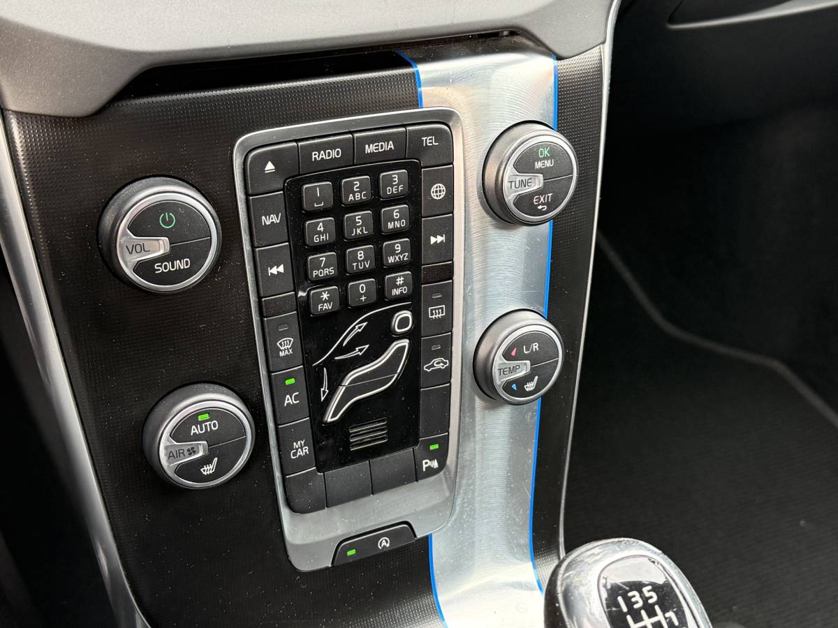 Volvo V40 Volvo V40 BWJ 2015 2.0 D2 120 PK  R-Design Business NW APK | R-DESIGN | STOELVERW. | TREKHAAK | NAVI | CLIMA | BLUETOOTH | HALF LEER | VOLLEDIG OH | PDC |
