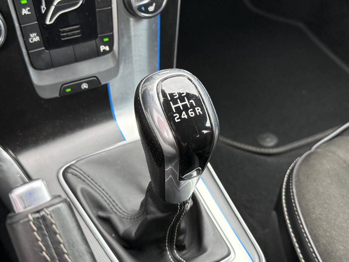 Volvo V40 Volvo V40 BWJ 2015 2.0 D2 120 PK  R-Design Business NW APK | R-DESIGN | STOELVERW. | TREKHAAK | NAVI | CLIMA | BLUETOOTH | HALF LEER | VOLLEDIG OH | PDC |