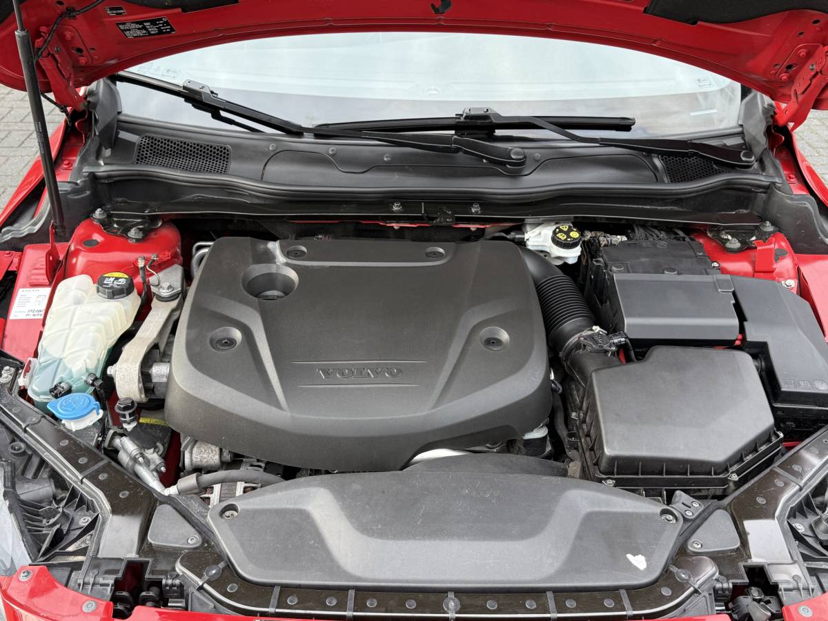 Volvo V40 Volvo V40 BWJ 2015 2.0 D2 120 PK  R-Design Business NW APK | R-DESIGN | STOELVERW. | TREKHAAK | NAVI | CLIMA | BLUETOOTH | HALF LEER | VOLLEDIG OH | PDC |