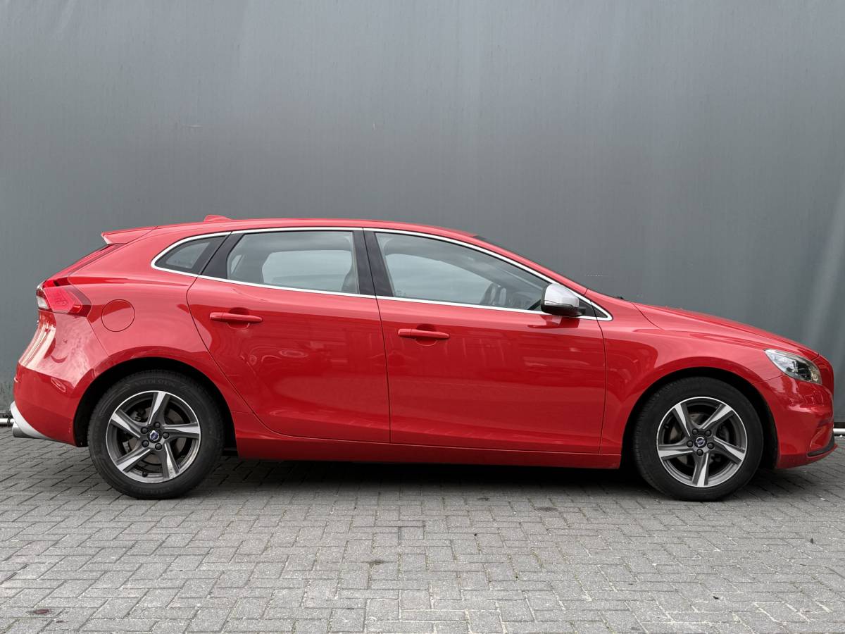Volvo V40 Volvo V40 BWJ 2015 2.0 D2 120 PK  R-Design Business NW APK | R-DESIGN | STOELVERW. | TREKHAAK | NAVI | CLIMA | BLUETOOTH | HALF LEER | VOLLEDIG OH | PDC |