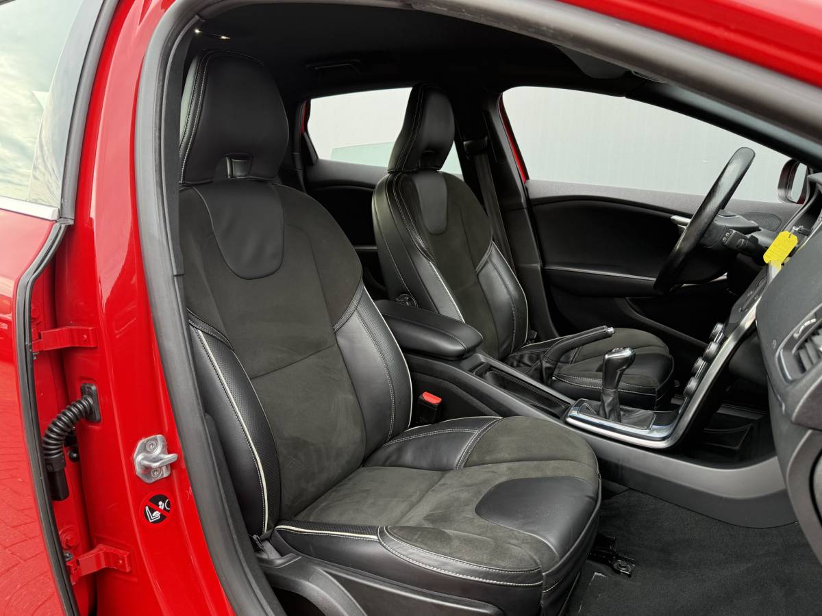 Volvo V40 Volvo V40 BWJ 2015 2.0 D2 120 PK  R-Design Business NW APK | R-DESIGN | STOELVERW. | TREKHAAK | NAVI | CLIMA | BLUETOOTH | HALF LEER | VOLLEDIG OH | PDC |