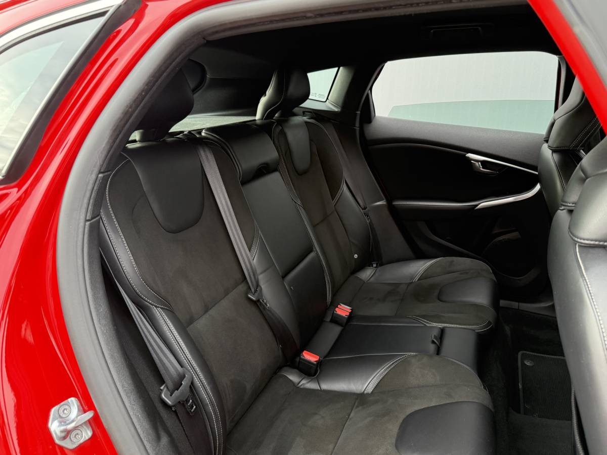 Volvo V40 Volvo V40 BWJ 2015 2.0 D2 120 PK  R-Design Business NW APK | R-DESIGN | STOELVERW. | TREKHAAK | NAVI | CLIMA | BLUETOOTH | HALF LEER | VOLLEDIG OH | PDC |