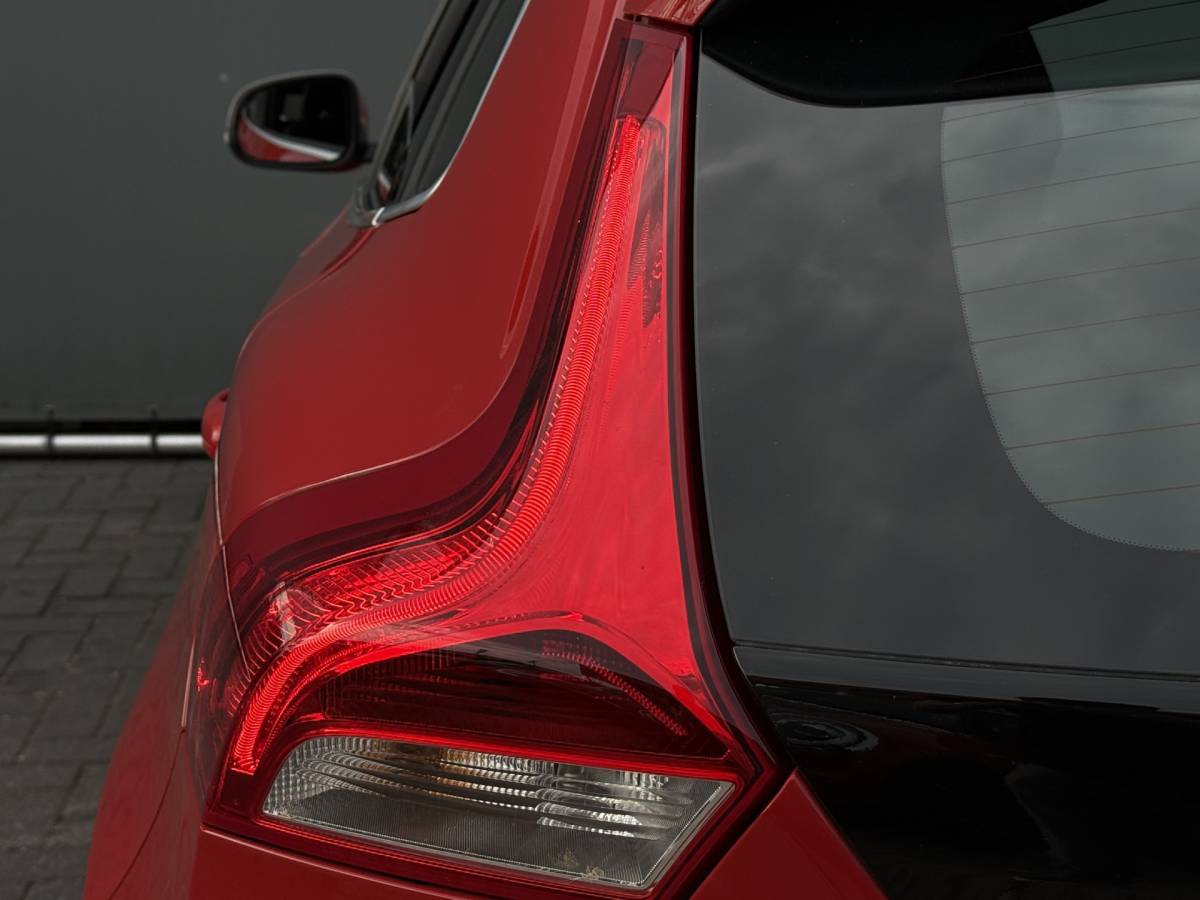 Volvo V40 Volvo V40 BWJ 2015 2.0 D2 120 PK  R-Design Business NW APK | R-DESIGN | STOELVERW. | TREKHAAK | NAVI | CLIMA | BLUETOOTH | HALF LEER | VOLLEDIG OH | PDC |