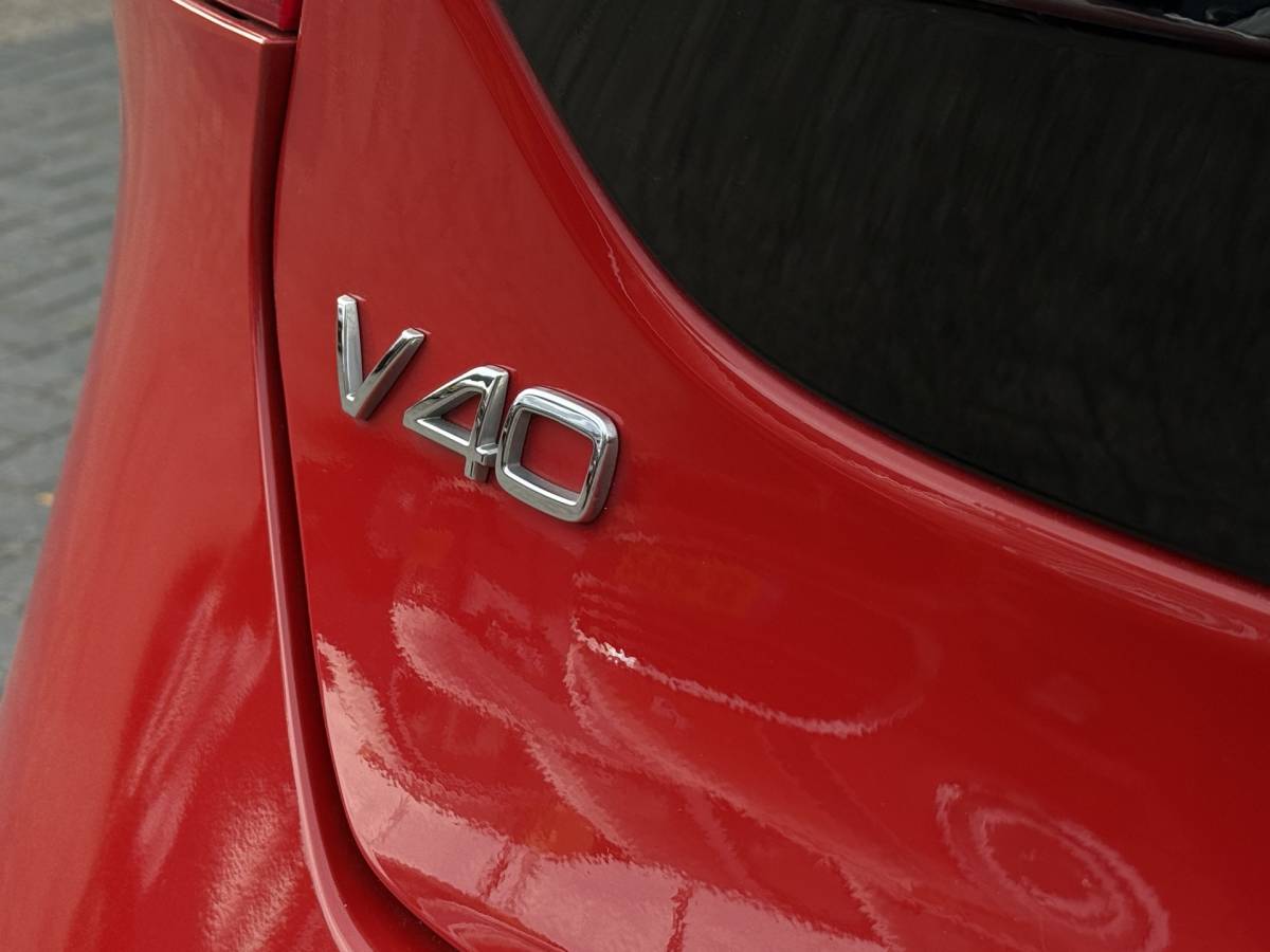 Volvo V40 Volvo V40 BWJ 2015 2.0 D2 120 PK  R-Design Business NW APK | R-DESIGN | STOELVERW. | TREKHAAK | NAVI | CLIMA | BLUETOOTH | HALF LEER | VOLLEDIG OH | PDC |