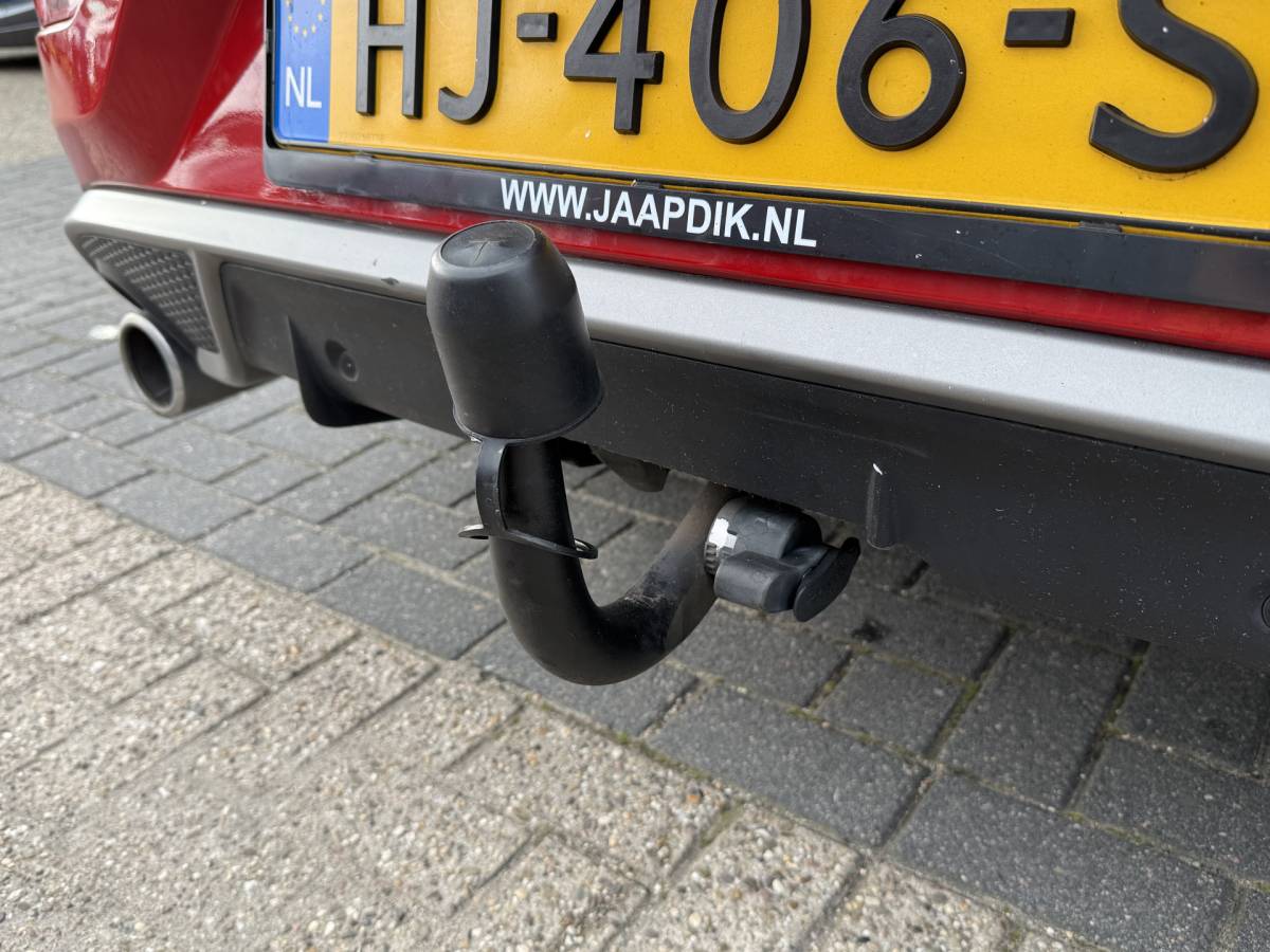 Volvo V40 Volvo V40 BWJ 2015 2.0 D2 120 PK  R-Design Business NW APK | R-DESIGN | STOELVERW. | TREKHAAK | NAVI | CLIMA | BLUETOOTH | HALF LEER | VOLLEDIG OH | PDC |