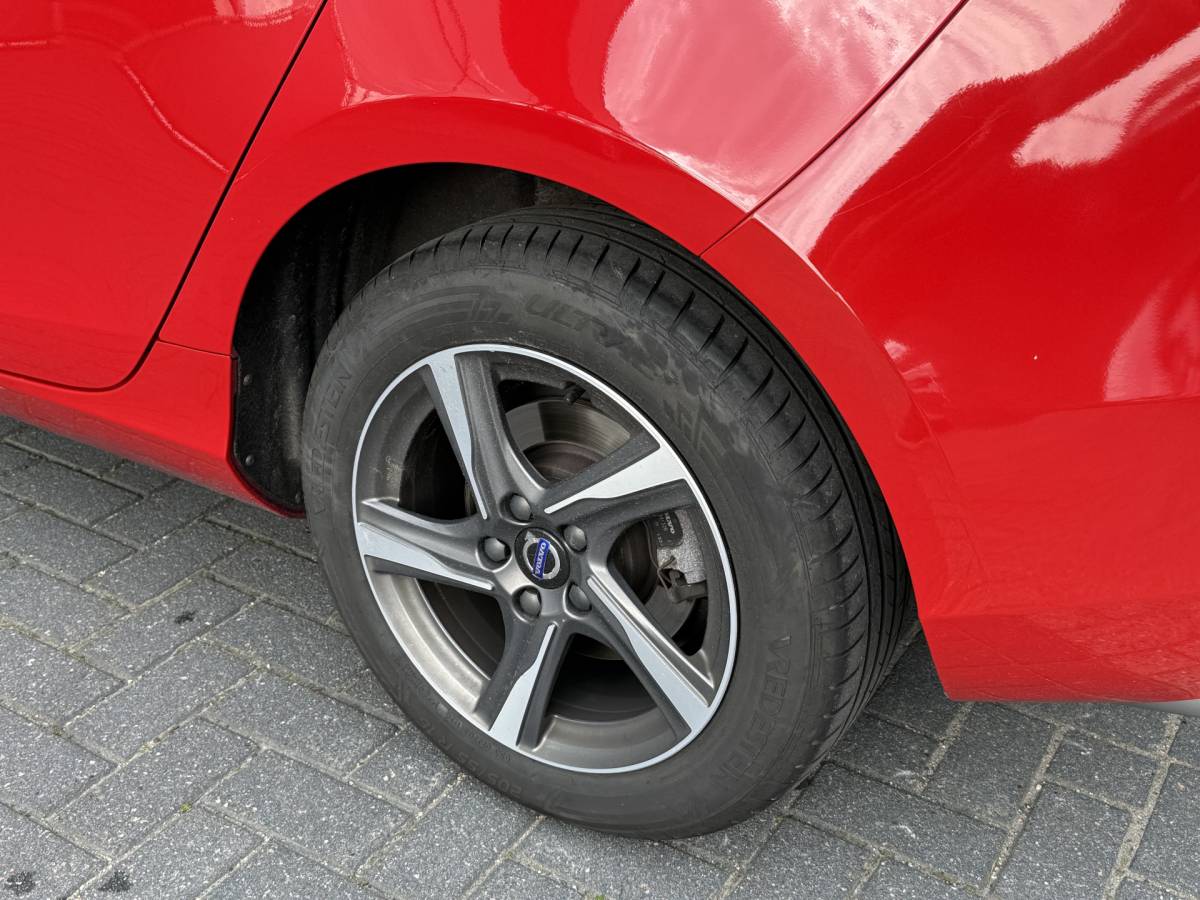 Volvo V40 Volvo V40 BWJ 2015 2.0 D2 120 PK  R-Design Business NW APK | R-DESIGN | STOELVERW. | TREKHAAK | NAVI | CLIMA | BLUETOOTH | HALF LEER | VOLLEDIG OH | PDC |